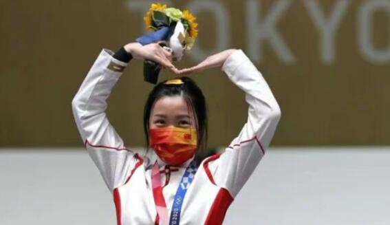 可可愛愛!楊倩在領獎臺比心,冠軍是給祖國最好的禮物
